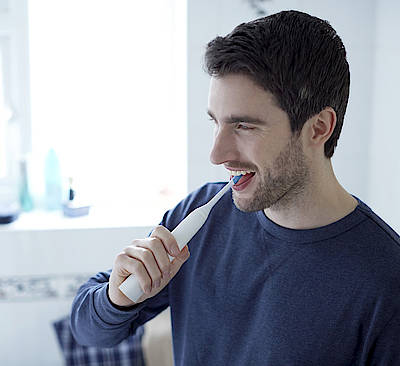 Philips Zungenreinigung: Das antibakterielle BreathRx Zungenspray hilft zusammen mit dem TongueCare+ Aufsatz gegen geruchsverursachende Bakterien