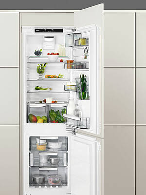 Ein eisfreier Kühl- oder Gefrierschrank spart Energie und damit Geld (Foto: AEG)