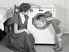 Ingenieur Peter Pfenningsberg entwickelte 1951 die erste Constructa Waschmaschine mit Bullauge. Bis heute steht die Marke für solide Produktqualität, durchdachte Technik und einfachen Bedienkomfort – zu einem fairen Preis-Leistungsverhältnis.