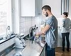 Moderne Küchenarmaturen helfen mit technischen Details, den Wasserverbrauch im Blick zu behalten