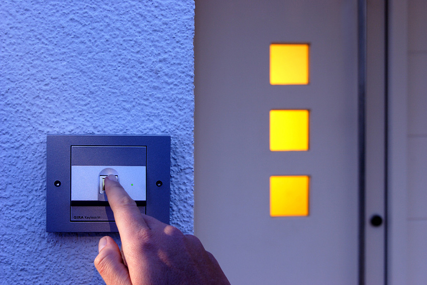 Technik zu Hause: Gira Keyless In Fingerprint: Hände hoch