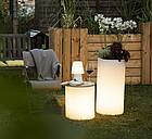 Ob drinnen oder draußen – der Leuchttisch Shining Drum von der Lichtmanufaktur 8 Seasons Design verbreitet auf Wunsch ein angenehmes indirektes Licht und kann dank eines integrierten Entwässerungssystems auch als Flaschenkühler oder Pflanzgefäß dienen