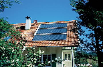 Wer die Sonne anzapft, drosselt seine Nebenkosten. 60-70% der täglich für die Warmwasserbereitung benötigten Energiemenge können eingespart werden<br>(Foto: BSW/Sunset)
