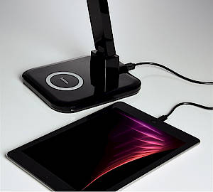 Einleuchtende Idee: Schreibtischlampe mit kabelloser Ladestation für Smartphone und Co.