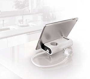 Praktisch zuhause oder im Büro: Vierfach USB-Tisch-Ladestation mit Steckdose und Tablet-Halterung von Hama