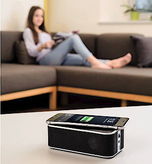Laden und Lauschen - mit dem Hama Bluetooth-Lautsprecher + Qi-Ladegerät "Power Brick"