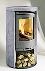Die individuelle Specksteinmaserung verleiht dem Kaminofen sein individuelles Äußeres und sorgt außerdem dafür, dass der Ofen auch dann noch Wärme abgibt, wenn das Feuer erloschen ist<br>(Fotos: Nibe)