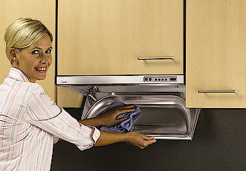 Aufklappen, auswischen, sauber. Fette werden in aufklappbaren Edelstahlwannen aufgefangen, die sich mühelos säubern lassen<br> (Quelle: epr, Fotos: Berbel)