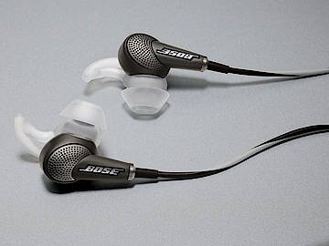 Bose QC®20 Headphones: sitzen perfekt und erlauben das genussvolle Hören mit oder ohne Nebengeräuschen. Es besitzt außerdem Bedienelemente, über die Anrufe entgegennehmen werden können