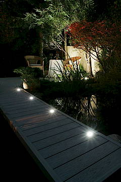 Trendwende: Nächtliche Gärten werden nicht mehr großflächig erhellt, sondern dezent beleuchtet<br>(Quelle: epr, Fotos: inno-sign)