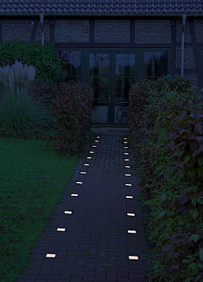 Die Leuchtsteine können sogar mit dem PKW überfahren werden