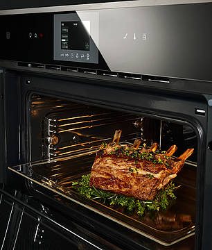 Der neue Kompakt Backofen mit integrierter Mikrowelle von Küppersbusch verfügt über 14 Backofenfunktionen und ist mit dem einzigartigen ökotherm®-Backofen-Katalysator ausgestattet