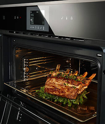Der neue Kompakt Backofen mit integrierter Mikrowelle von Küppersbusch verfügt über 14 Backofenfunktionen und ist mit dem einzigartigen ökotherm®-Backofen-Katalysator ausgestattet