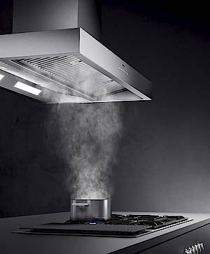 Die neue Gaggenau Inselesse AI 442 will leise und effizient Kochdunst und Gerüche dank schräggestelltem Filter und großem Auffangraum für den Kochdunst eliminieren