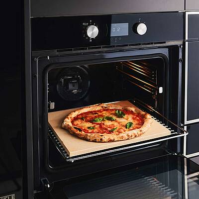 Mit 340 °C erreicht der MaestroPizza Backofen von Teka die perfekte Gartemperatur für Pizzen nach neapoletanischer Art