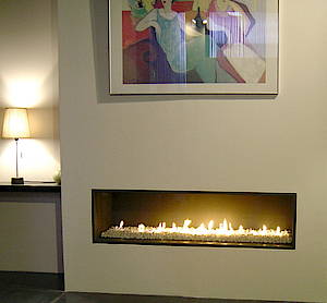 Im Inneren des Brennraums sorgen keramische Holzscheite oder weiße beziehungsweise graue Lavasteine für ein natürliches Feuererlebnis<br>(Quelle: epr, Fotos: Vero Design)