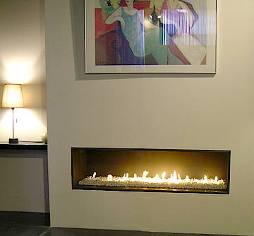 Im Inneren des Brennraums sorgen keramische Holzscheite oder weiße beziehungsweise graue Lavasteine für ein natürliches Feuererlebnis<br>(Quelle: epr, Fotos: Vero Design)