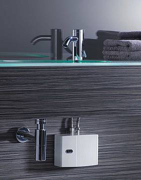 Für mehr Hygiene: Der elektronische AEG Klein-Durchlauferhitzer MTE erwärmt das Wasser sekundenschnell. Als Elektro-anschluss reicht eine gängige 230 V-Leitung aus, was die Nachrüstung unter oder über dem Waschtisch nahezu überall möglich macht.