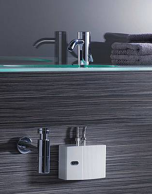 Für mehr Hygiene: Der elektronische AEG Klein-Durchlauferhitzer MTE erwärmt das Wasser sekundenschnell. Als Elektro-anschluss reicht eine gängige 230 V-Leitung aus, was die Nachrüstung unter oder über dem Waschtisch nahezu überall möglich macht.