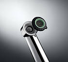 Bei Küchenarmaturen von KWC kann das Brausesieb dank turn-and-clean-Verschluss ohne Werkzeug, durch einfaches Drehen, demontiert und gereinigt werden