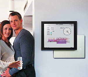 Mehr Sicherheit und Komfort: In automatisierten, vernetzten Häusern kommunizieren die verschiedenen technischen Geräte miteinander und regulieren beispielsweise automatisch das Raumklima. Moderne Bedienpanels können überdies als vollwertige PCs fungieren<br>(Fotos: tci)