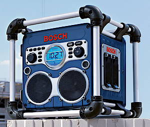 Bosch hat den Radiolader GML 24 V Professional mit zwei weiteren Funktionen ausgestattet: Das Akku-Ladegerät und Baustellenradio lässt sich nun auch per Fernbedienung steuern und die Handwerker können die neuesten Hits nicht nur über das Radio, sondern auch dank des eingebauten, stoßresistenten CD-Players hören<br>(Fotos: Bosch)