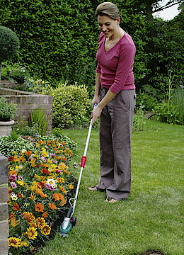Der Isio von Bosch ist ein universell einsetzbares Akku-Gartenwerkzeug. Als Grasschere in Kombination mit dem als Sonderzubehör erhältlichen Teleskopstiel ist der Isio der perfekte Rasenkantenschneider - sowohl für horizontale als auch für vertikale Schnitte