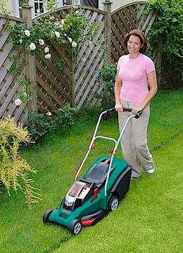 Die Akku-Mäher Rotak LI ersparen dem Gartenfreund sowohl das unhandliche Kabel eines Elektro-Mähers als auch das mühsame Starten und die Abgase eines Benzin-Mähers