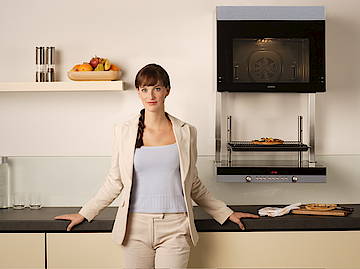 Ein Liftsystem befördert die Pizza direkt auf die Arbeitsplatte<br>(Fotos: Siemens)