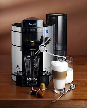 Schon das Einlegen der Kapseln wird zum Highlight: ein Bewegungssensor aktiviert das transparente Visier und lässt es über das Gehäuse gleiten<br>(Fotos: Siemens)