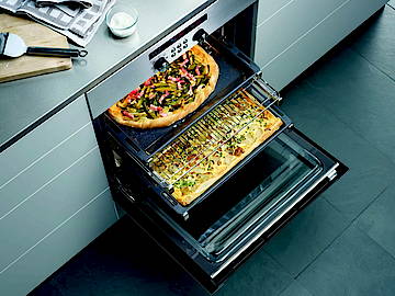 Roste und Bleche können auf drei Ebenen wie Schubladen ausgezogen werden