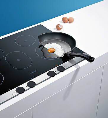 Mit Siemens discControl ist der Drehknebel jetzt im 21. Jahrhundert angekommen. discControl gibt es neu für Induktions- und Glaskeramikkochstellen von Siemens