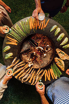 Der neue Ofyr Grill aus Kortenstahl strahlt seine Wärme über den ganzen Radius aus und ist Grill und Kochplatte in einem. Mit Hilfe von trockenem Holz wird in ein paar Minuten ein loderndes Feuer entfacht