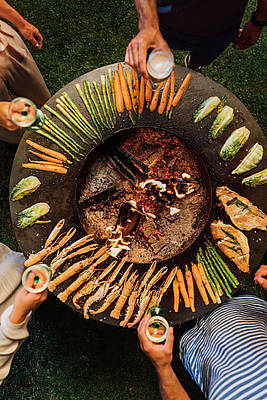 Der neue Ofyr Grill aus Kortenstahl strahlt seine Wärme über den ganzen Radius aus und ist Grill und Kochplatte in einem. Mit Hilfe von trockenem Holz wird in ein paar Minuten ein loderndes Feuer entfacht