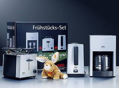 Das Set, das ab März im Handel erhältlich sein wird, beinhaltet Kaffeemaschine, Wasserkocher, Toaster und Hase<br>(Fotos: AEG-Electrolux)