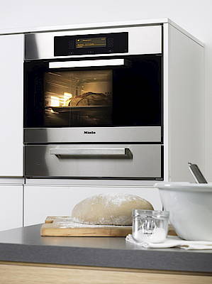 Der Combi-Dampfgarer DGC 4080 - hier mit einem Einbaugeschirrwärmer - ist im Design perfekt auf die anderen Miele-Einbaugeräte abgestimmt<br>(Fotos: Miele)
