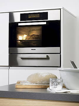 Der Combi-Dampfgarer DGC 4080 - hier mit einem Einbaugeschirrwärmer - ist im Design perfekt auf die anderen Miele-Einbaugeräte abgestimmt<br>(Fotos: Miele)