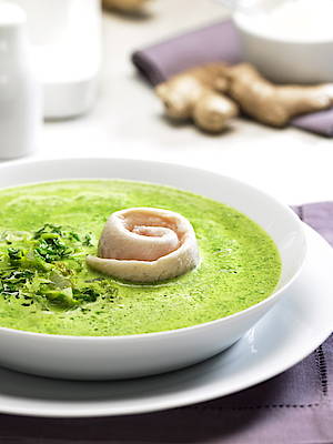 Bachsaibling à la Poletto, angerichtet in einer Suppe aus Römersalat
