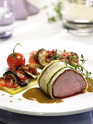 Das Kalbsfilet gart Cornelia Poletto bei nur 90° C im Combi-Dampfgarer von Miele. Die Auberginentörtchen mögen es hingegen heiß und feucht<br>(Fotos: Miele)
