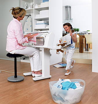 „Mami, spielst Du mit mir?“ Mit der Bügelmaschine wird der Wäscheberg zum Kinderspiel – und lässt Zeit für die wirklich wichtigen Dinge im Leben