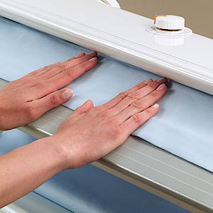 Nur bei Miele: Die Fingerschutzautomatik. Nähern sich die Finger der beheizten Bügelmulde, steht die Walze sofort still, um jegliches Risiko auszuschließen. Verbrennungsgefahr ist dank der Fingerschutzleiste somit ausgeschlossen