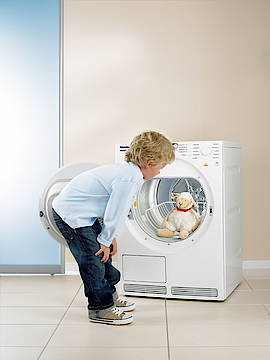Kuschelschäfchen „Wolly“ lässt sich prima im Trocknerkorb trocknen. Das Sondermodell des Miele-Wäschetrockners „Mistral“ ist entweder als Abluftversion oder mit Kondensbetrieb erhältlich. Der Trocknerkorb und das Schäfchen „Wolly“ gehören zur Serienausstattung des Sondermodells