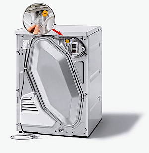Die integrierte Kondenswasserableitung mit Schlauchaufwicklung befindet sich an der Geräterückwand. Um das Kondensat direkt abpumpen zu lassen, kann der Schlauch einfach von der Rückseite abgezogen und beispielsweise in ein Waschbecken gehängt werden. Der Schlauch lässt sich einfach wieder zurückhängen und mit dem Kondenswasserbehälter verbinden.<br>(Fotos: Miele)