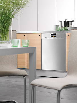 Der neue Miele-Geschirrspüler G 1222 Turbo reduziert die Laufzeit bei einigen Programmen um bis zu 40 Minuten. Über die Taste „Extra“ können die Funktionen „Turbo“ und „Kombi-Tab“ angewählt werden<br>(Fotos: MIele)