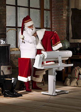 Das Resultat kann sich sehen lassen: Der Weihnachtsmann ist gut zufrieden mit den Ergebnissen der Miele-Bügelmaschine. So kann er sich den Kindern rund um den Globus präsentieren<br>(Fotos: Miele)
