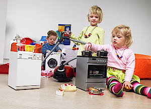 Kochen, Waschen und Staubsaugen wie die Großen: Für kleine Kinder gibt es nichts Schöneres als dasselbe zu tun wie Mama und Papa. Mit Spielzeuggeräten von Miele ist der Puppenhaushalt komplett<br>(Fotos: Miele)