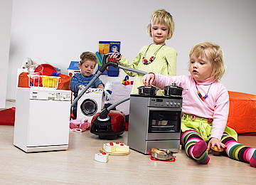 Kochen, Waschen und Staubsaugen wie die Großen: Für kleine Kinder gibt es nichts Schöneres als dasselbe zu tun wie Mama und Papa. Mit Spielzeuggeräten von Miele ist der Puppenhaushalt komplett<br>(Fotos: Miele)