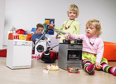 Kochen, Waschen und Staubsaugen wie die Großen: Für kleine Kinder gibt es nichts Schöneres als dasselbe zu tun wie Mama und Papa. Mit Spielzeuggeräten von Miele ist der Puppenhaushalt komplett<br>(Fotos: Miele)