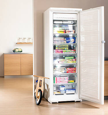 Miele hat zahlreiche Kühl- und Gefriergeräte im Programm, die in der besten Energieeffizienzklasse A++ eingestuft sind. Neben dem Energieverbrauch sollte man aber auch auf die lange Lebensdauer und besondere Features wie NoFrost-System, Null-Grad-Zone (PerfectFresh) oder dynamische Kühlung achten<br>(Fotos: Miele)