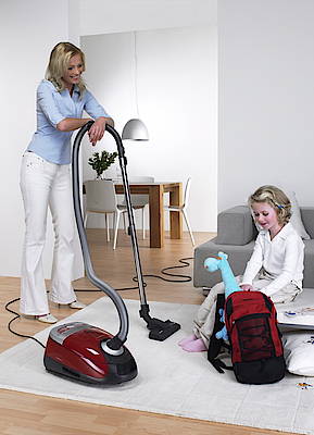 Mit dem wendigen Bodenstaubsauger S 5 Vitality lässt sich die Wohnung schnell und komfortabel reinigen. Der Motor mit 2.200 Watt holt den Staub gründlich vom Boden, gleichzeitig sorgen der Staubbeutel und die Filtersysteme für hygienische Luft<br>(Fotos: Miele)